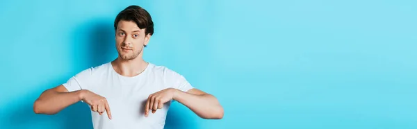 Panoramic Shot Young Man White Shirt Pointing Fingers Blue Background — Stock Photo, Image