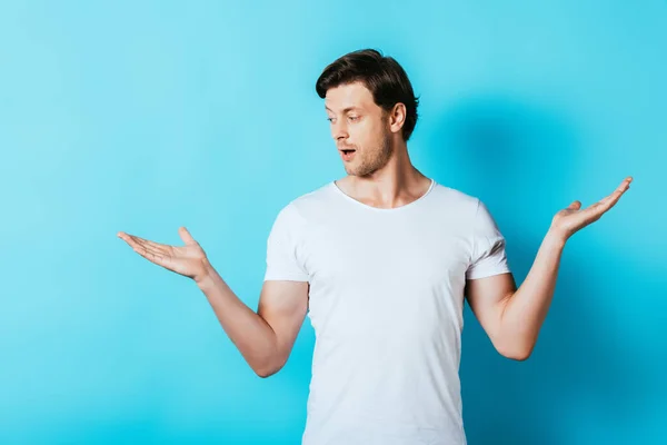 Hombre Excitado Camiseta Blanca Mirando Hacia Otro Lado Mientras Señala —  Fotos de Stock