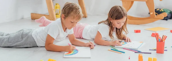 Geconcentreerde Broer Zus Pyjama Liggend Vloer Tekening Met Vilten Pennen — Stockfoto