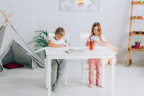 Irmão Irmã Pijama Desenho Com Canetas Feltro Mesa Perto Crianças — Fotografia de Stock