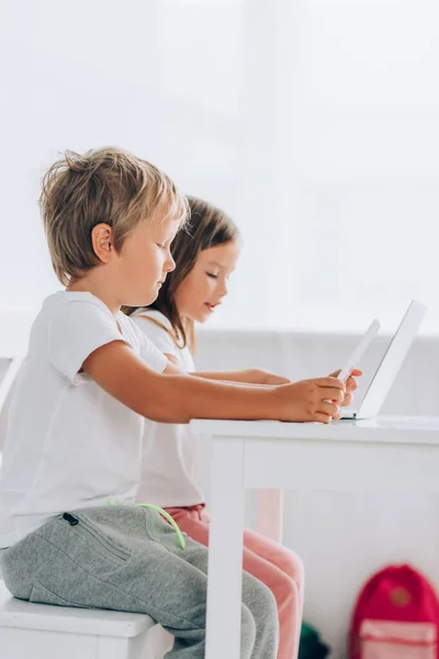 Zijaanzicht Van Broer Zus Pyjama Zittend Aan Tafel Met Laptops — Stockfoto