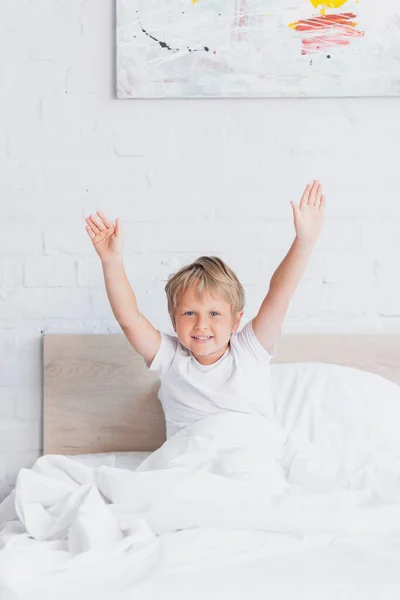 Väckt Pojke Vit Shirt Stretching Medan Sitter Sängen — Stockfoto