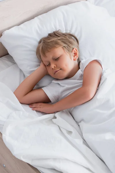 Draufsicht Des Jungen Der Morgens Auf Weißem Bettzeug Schläft — Stockfoto