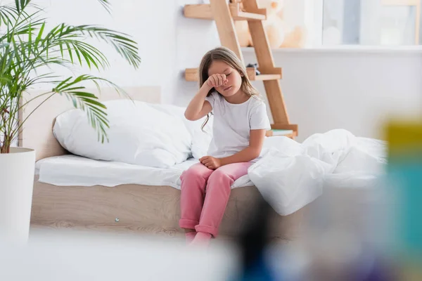 Foco Seletivo Despertar Menina Tocando Olho Enquanto Sentado Cama Pijama — Fotografia de Stock
