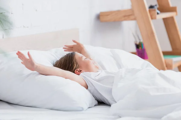 Terbangun Gadis Peregangan Saat Berbaring Tempat Tidur Dan Memandang Jauh — Stok Foto