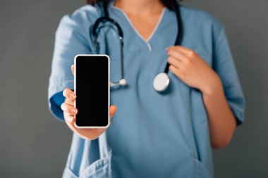 Stereoskoplu doktor görüşü akıllı telefon ve boş ekran gri ekranda izole edildi