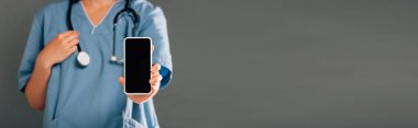 Stereoskoplu doktor görüşü. Akıllı telefon ve boş ekran. Gri panoramik çekimde izole edilmiş.