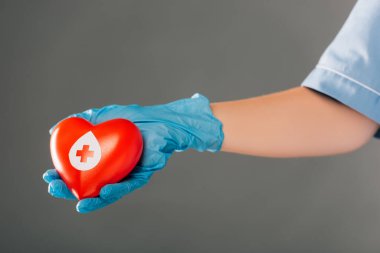 Kırmızıyı tutan doktorun görüşü gri ve kan bağışı konseptinde izole edilmiş.