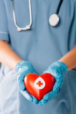 Stereoskoplu, kırmızı kalp taşıyan doktor görüşü, kan bağışı kavramı.