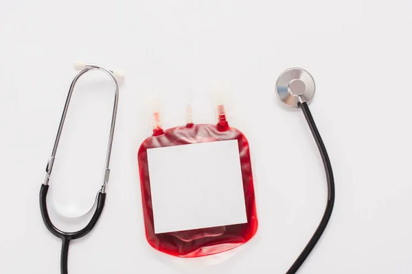 Ansicht Der Blutspendeverpackung Mit Blanko Etikett Und Stethoskop Isoliert Auf — Stockfoto