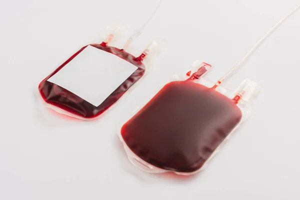 Paquetes Donación Sangre Con Etiqueta Blanco Sobre Fondo Blanco — Foto de Stock