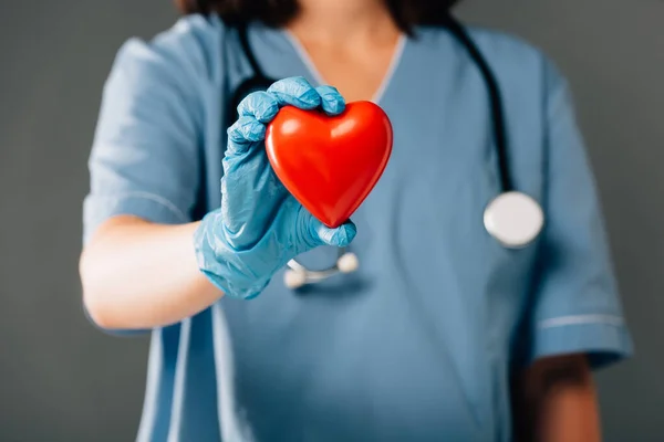 심장을 회색으로 라텍스 장갑을 관념을 의사의 — 스톡 사진