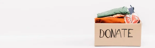 Panoramatický Záběr Lepenkové Krabice Darovaným Oblečením Obuví Izolovanou Bílém Charitativní — Stock fotografie