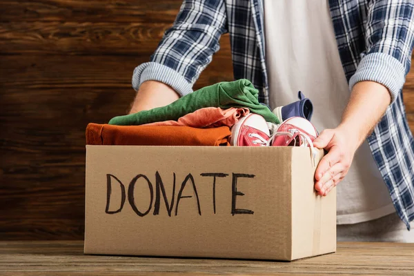 Ausgeschnittene Ansicht Eines Mannes Mit Pappschachtel Mit Spenden Schriftzug Und — Stockfoto