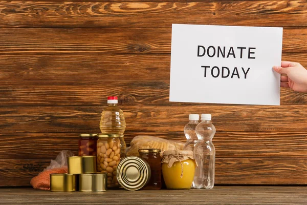 Vista Recortada Mujer Sosteniendo Donar Hoy Tarjeta Cerca Comida Sobre — Foto de Stock