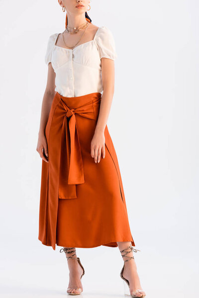 обрезанный вид модной женщины, позирующей изолированно на белом