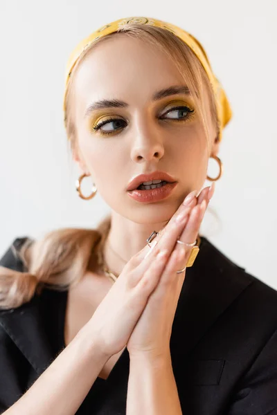 Mulher Moda Lenço Cabeça Amarelo Acessórios Dourados Olhando Para Longe — Fotografia de Stock