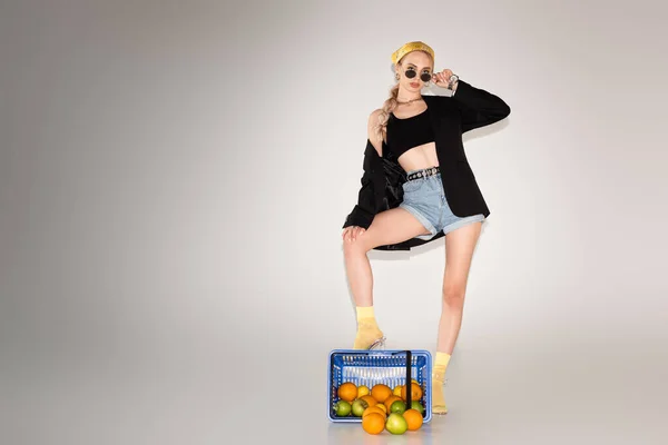 Mujer Moda Posando Cesta Compra Azul Con Frutas Sobre Fondo — Foto de Stock