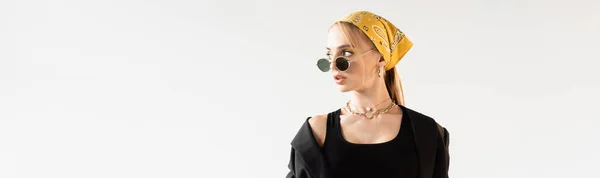 Femme Mode Dans Les Lunettes Soleil Foulard Jaune Regardant Loin — Photo