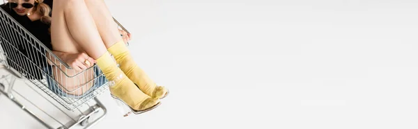 Обрезанный Вид Модную Женщину Желтых Носках Каблуках Сандалии Корзине Изолированные — стоковое фото