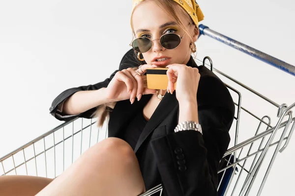 Mulher Moda Roupa Preta Posando Com Cartão Crédito Carrinho Compras — Fotografia de Stock