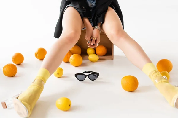 Vista Recortada Mujer Moda Calcetines Amarillos Sandalias Posando Caja Madera — Foto de Stock