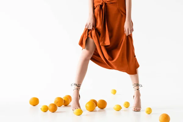 Vista Cortada Mulher Elegante Saia Posando Perto Frutas Cítricas Chão — Fotografia de Stock