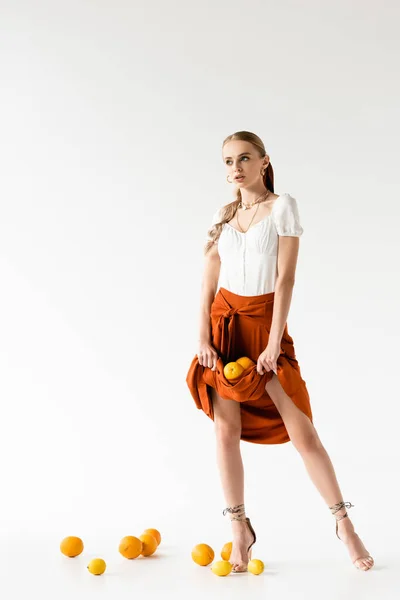 Elegante Blonde Vrouw Poseren Met Citrusvruchten Rok Witte Achtergrond — Stockfoto