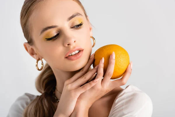 Елегантна Блондинка Позує Апельсином Ізольована Білому — стокове фото