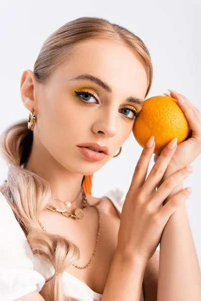 Elegante Blonde Vrouw Poseren Met Oranje Geïsoleerd Wit — Stockfoto