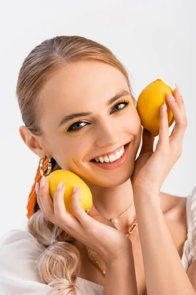 ブロンド女性ポージングとともに黄色レモン分離上の白 — ストック写真