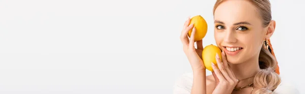 Rubia Posando Con Limones Amarillos Aislados Sobre Blanco Plano Panorámico — Foto de Stock