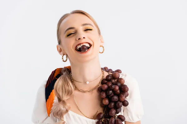 Mujer Rubia Rústica Posando Con Uvas Riendo Aislado Blanco —  Fotos de Stock