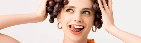 Vrouw Houdt Druiven Het Hoofd Toont Tong Geïsoleerd Wit Panoramisch — Stockfoto