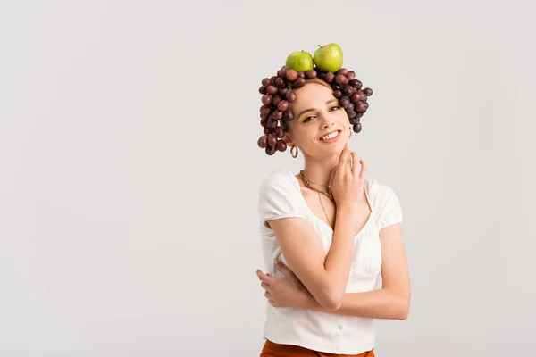 Mulher Loira Rústica Posando Com Uvas Maçãs Cabeça Isolada Branco — Fotografia de Stock