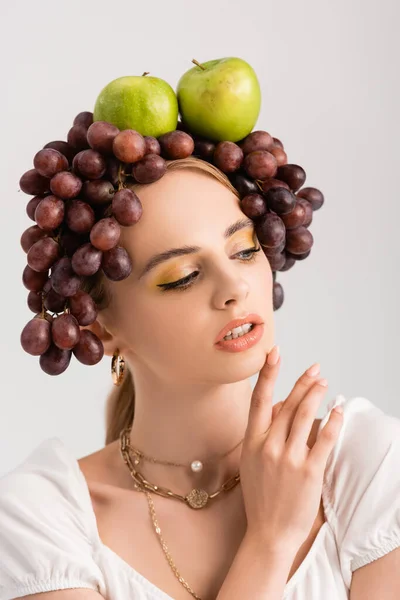 Retrato Mujer Rubia Rústica Posando Con Uvas Manzanas Cabeza Aislada — Foto de Stock