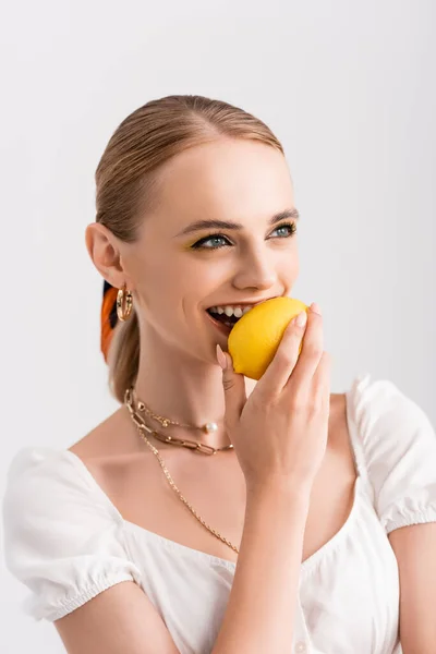 Rustik Blond Kvinna Biter Gul Citron Isolerad Vit — Stockfoto