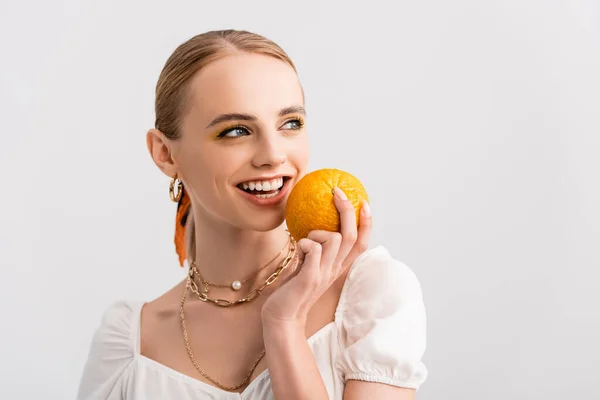 Blondine Posiert Mit Orange Auf Weiß — Stockfoto