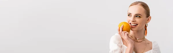 Donna Bionda Posa Con Arancio Isolato Bianco Colpo Panoramico — Foto Stock