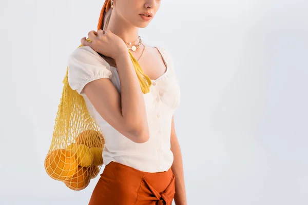 Vista Recortada Mujer Rústica Posando Con Cítricos Bolsa Hilo Amarillo — Foto de Stock