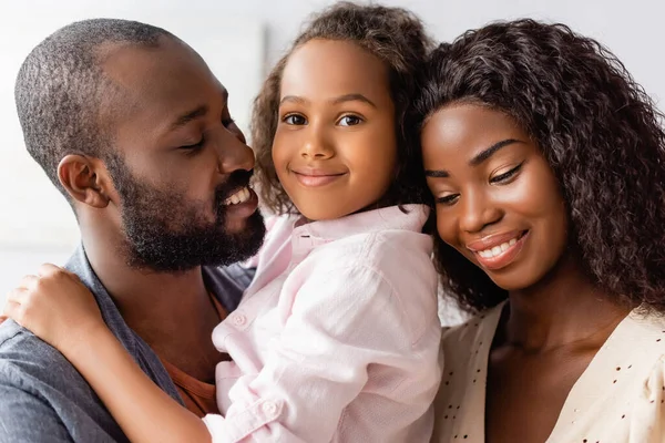 Afro Amerikan Bir Adam Evde Annesinin Yanında Kızını Tutuyor — Stok fotoğraf