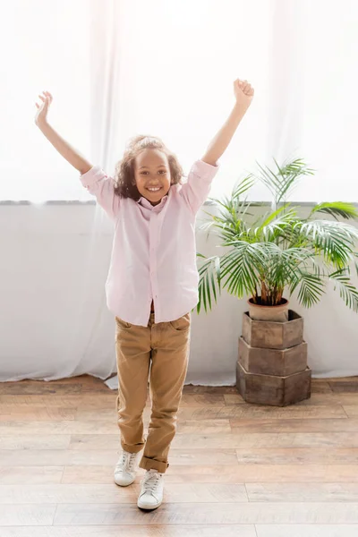 Aufgeregtes Afrikanisch Amerikanisches Mädchen Lässiger Kleidung Steht Mit Erhobenen Händen — Stockfoto