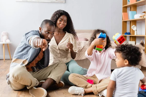 Afro Amerikai Férfi Ujjal Mutogatott Feleségére Gyerekeire Akik Építőkockákkal Játszottak — Stock Fotó