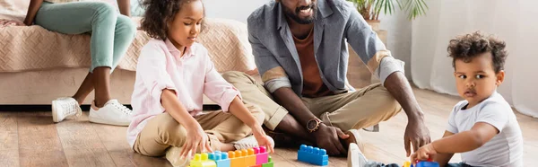 Vista Recortada Niños Afroamericanos Con Padre Jugando Con Cubos Madera —  Fotos de Stock