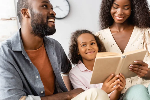Alacsony Szög Kilátás Afro Amerikai Lány Könyv Szülők Között Otthon — Stock Fotó