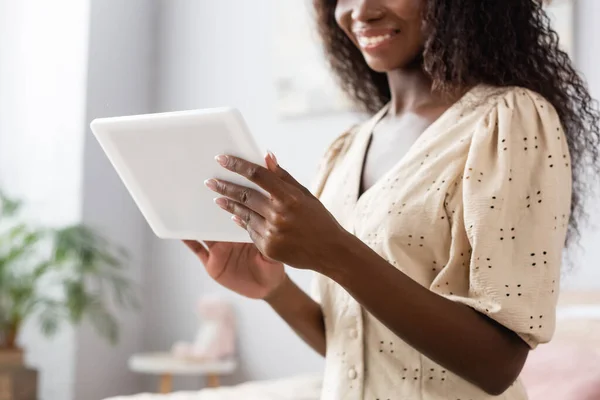 Vista Recortada Mujer Afroamericana Blusa Usando Tableta Digital Casa —  Fotos de Stock