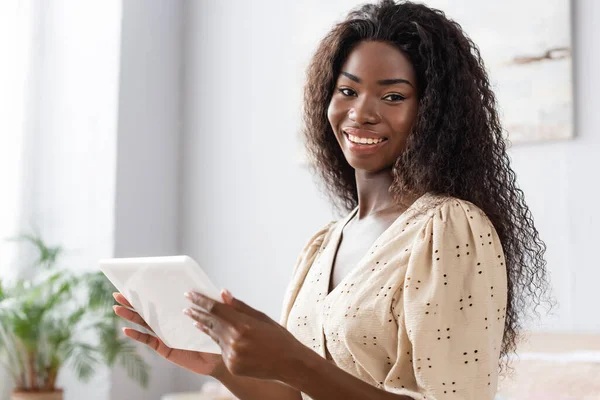 Fiatal Afro Amerikai Blúzban Nézi Kamerát Miközben Digitális Tabletta — Stock Fotó