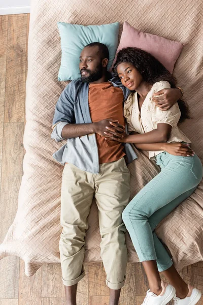 Von Oben Verträumtes Afrikanisch Amerikanisches Paar Umarmt Sich Bett Lässiger — Stockfoto