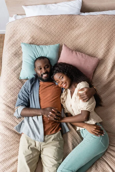 Vista Superior Del Marido Esposa Afroamericanos Ropa Casual Descansando Cama — Foto de Stock