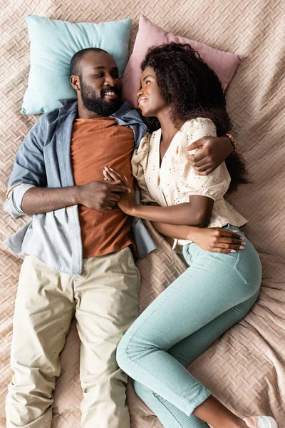 Afro Amerikalı Genç Çiftin Gündelik Kıyafetleri Içinde Yatakta Yatıp Birbirlerine — Stok fotoğraf
